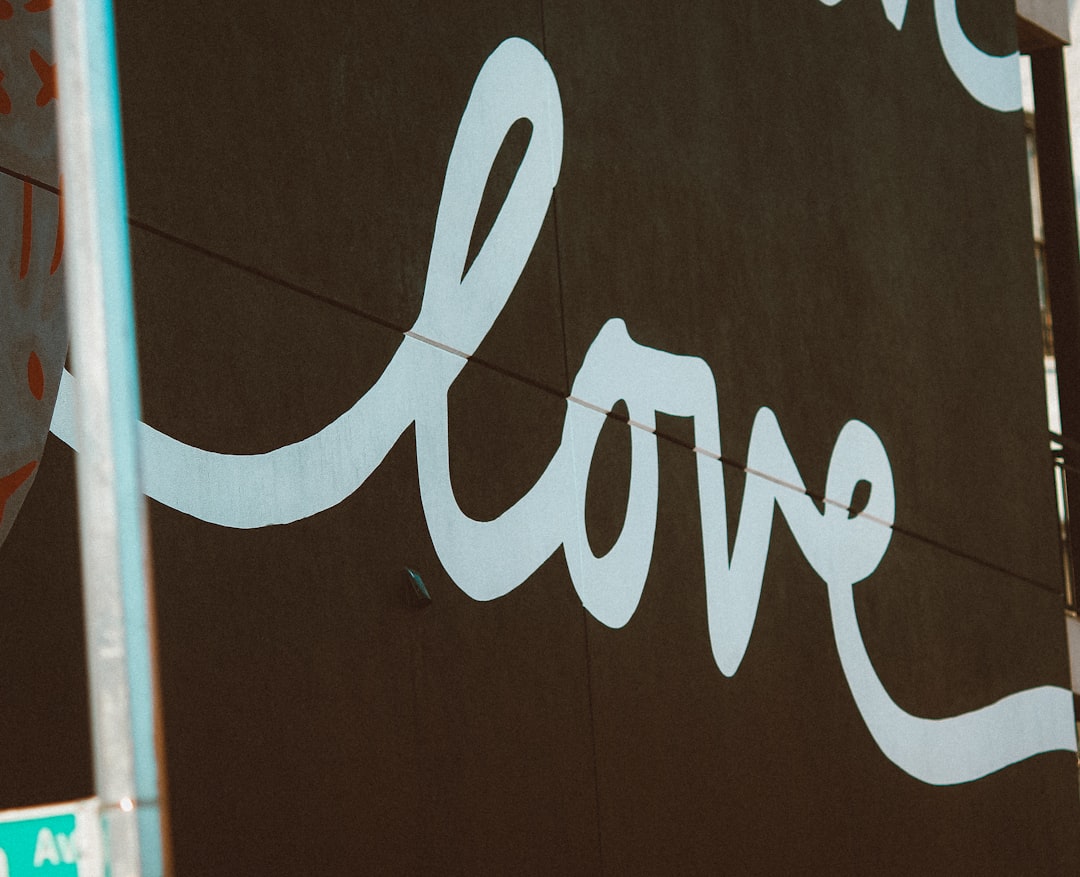 Thomas Dekker en de liefde: het verhaal van zijn vriendin Debby